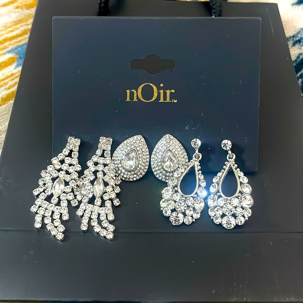 nOir earrings set